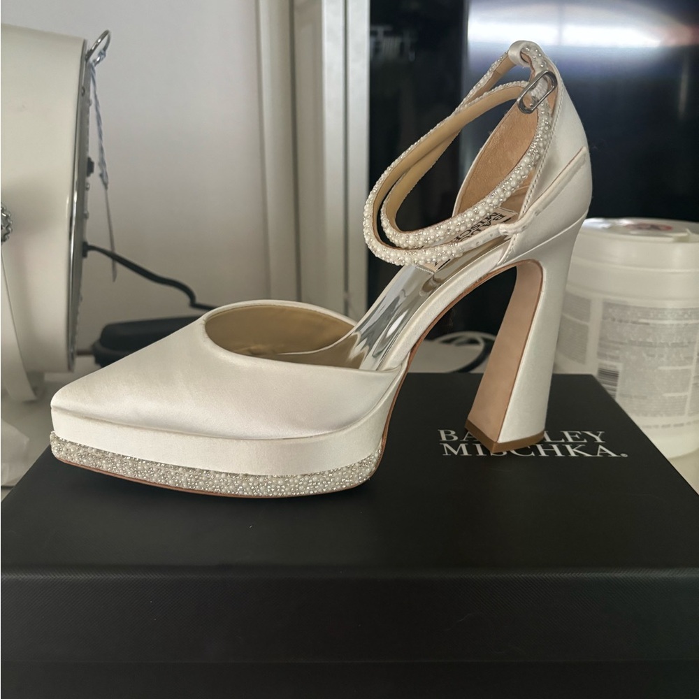 Badgley Mischka White High Heel Platform Pumps